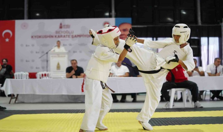 Genç karateciler, Beyoğlu Kyokushin Karate Şampiyonasında yarıştı