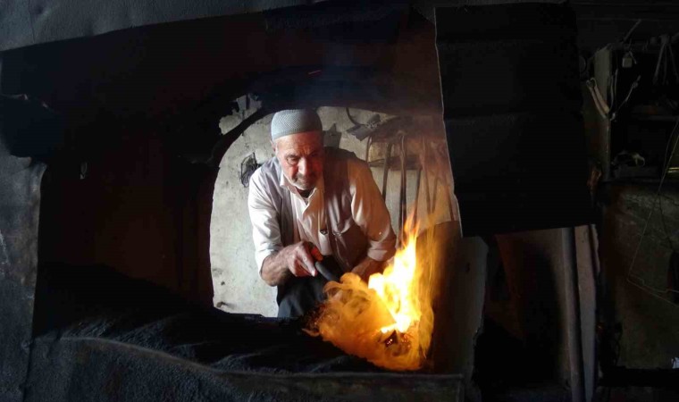 Gercüşte teknolojiye direnen demircilik mesleğini sürdürüyor