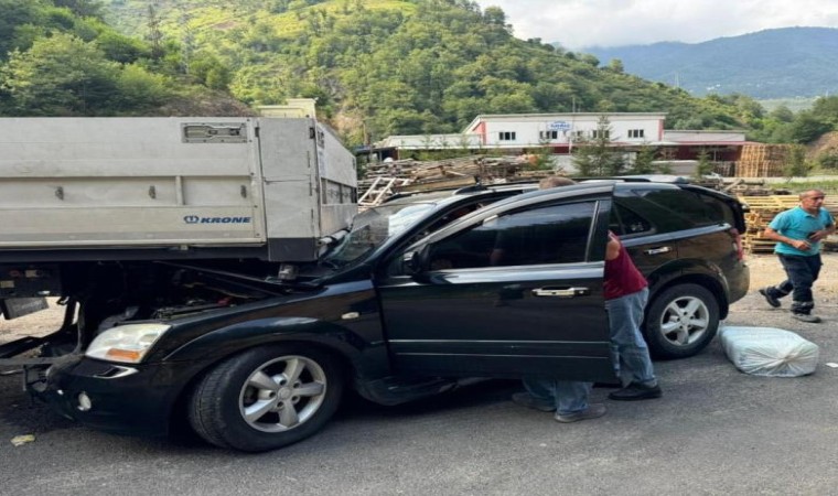 Giresunda otomobil park halindeki tıra çarptı: 4 yaralı