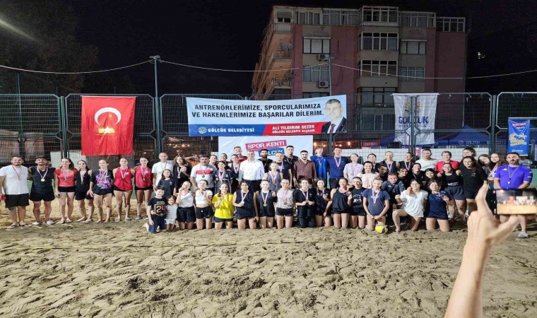 Gölcükte plaj voleybolu çekişmeli anlara sahne oldu