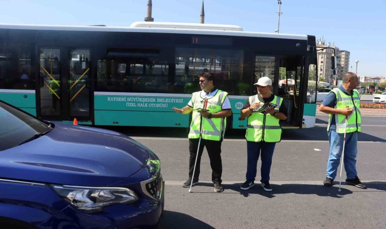 Görme engelliler trafik denetimi yaptı, beyaz bastona dikkat çekti