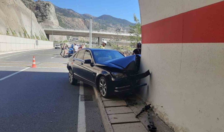 Gümüşhanede otomobilin tünel girişine çarptığı kazada 2 kişi yaralandı