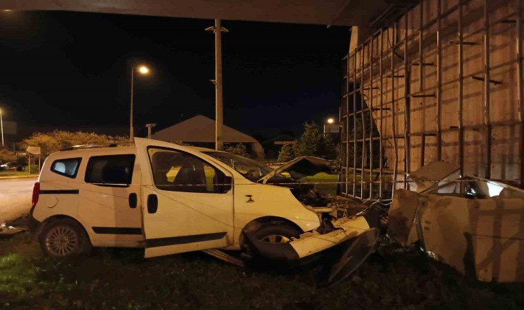 Hafif ticari araç köprülü kavşağın beton ayağına çarptı, motoru paramparça oldu