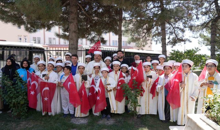 Hafız çocuklar, şehitlerin kabirleri başında Kuran-ı Kerim okudu