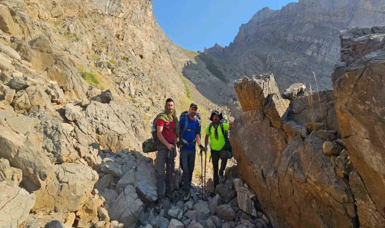 Hakkaride intiharlara dikkat çekmek için Sümbül Dağına tırmandılar