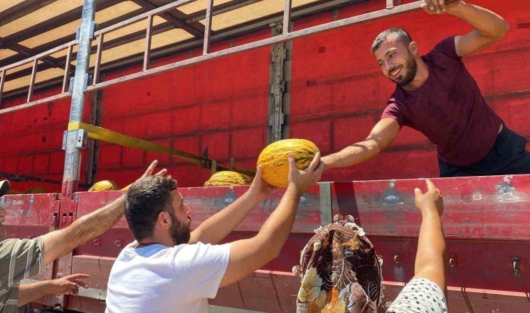 Hal esnafı düşük fiyat verince 20 ton kavunu vatandaşa ücretsiz dağıttı