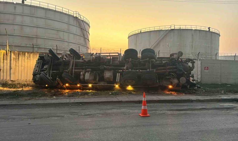 Hatayda beton pompası taşıyan tır devrildi