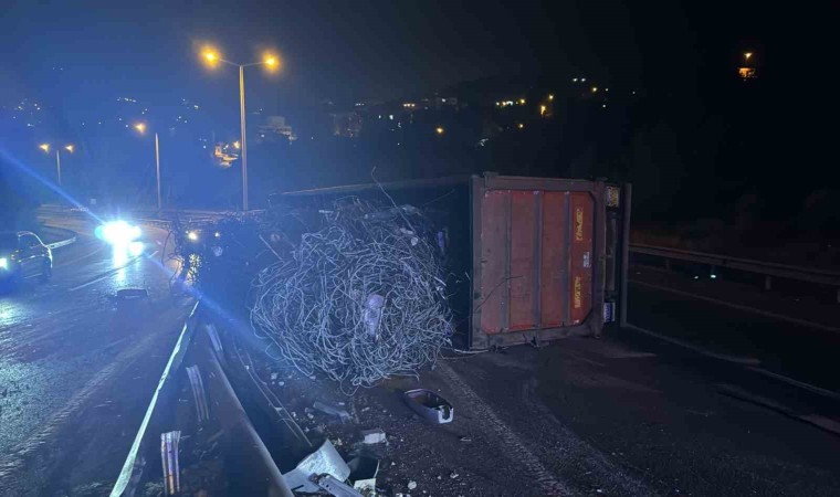 Hatayda demir yüklü tır devrildi: 1 yaralı