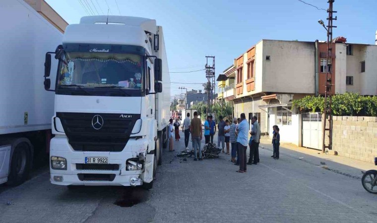 Hatayda motosiklet tırla çarpıştı: 1 ölü