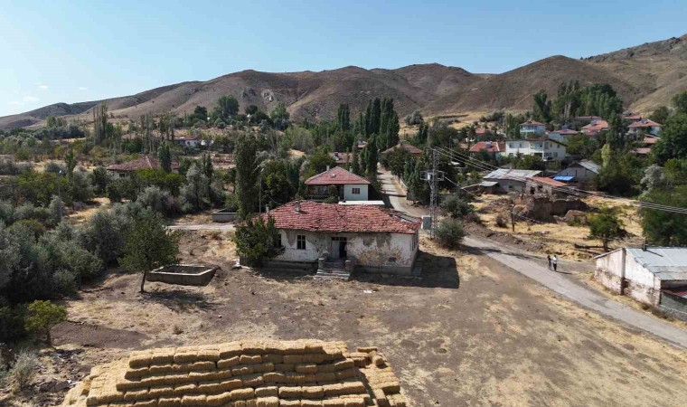 Her yanında Yazıcıoğlunun hatıraları var, restore edilerek yeniden eğitime kazandırılması isteniyor