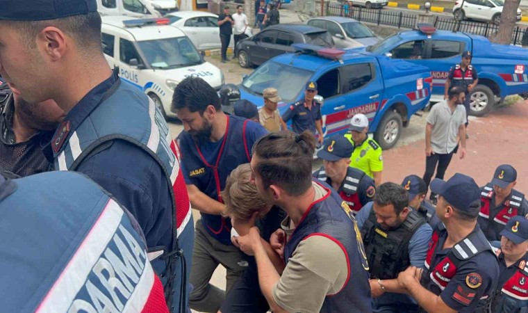 Hocovid Yaylasında 3 akrabasını bıçaklayarak öldürüp evlerini ateşe veren 3 kişi Araklı Adliyesine getirildi