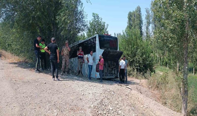 Iğdırda yolcu otobüsü kaza yaptı: Yaralılar var