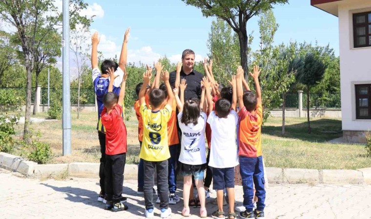 İl Müdürü Demirci çocuklara forma hediye etti