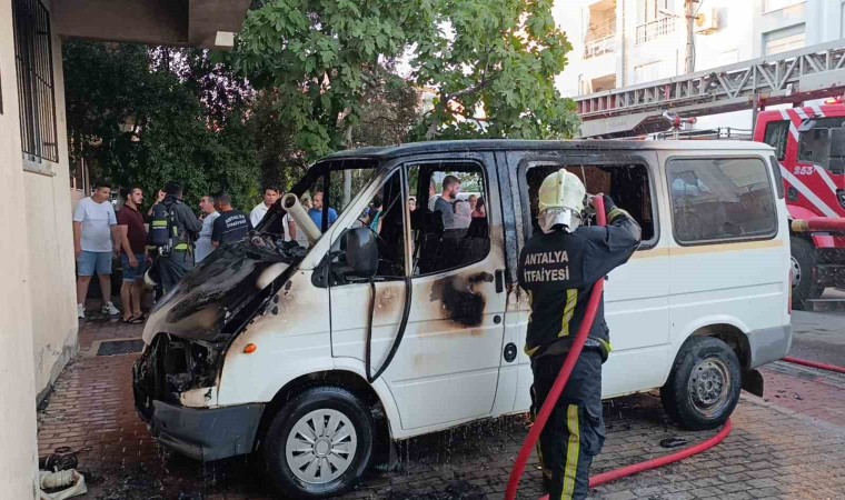 İnip park ettiği araç 5 dakika sonra alev alev yandı