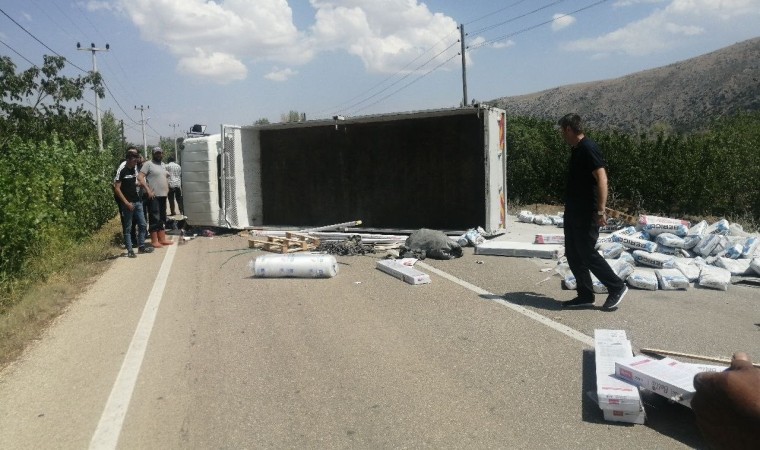 İnşaat malzemesi yüklü kamyonet yan yattı: 1 yaralı