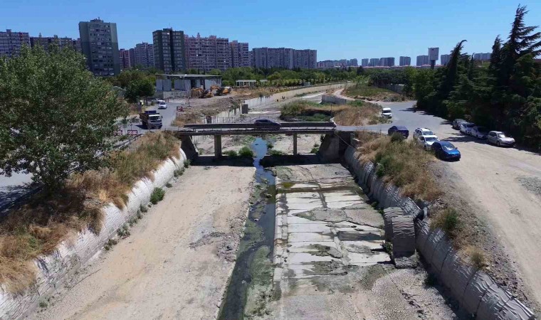 İstanbulda Ayamama Deresinde koku ve kirlilik sorununa vatandaşlardan tepki