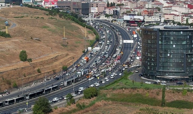 İstanbulda iki metrobüs yol bakım çalışması nedeniyle çarpıştı