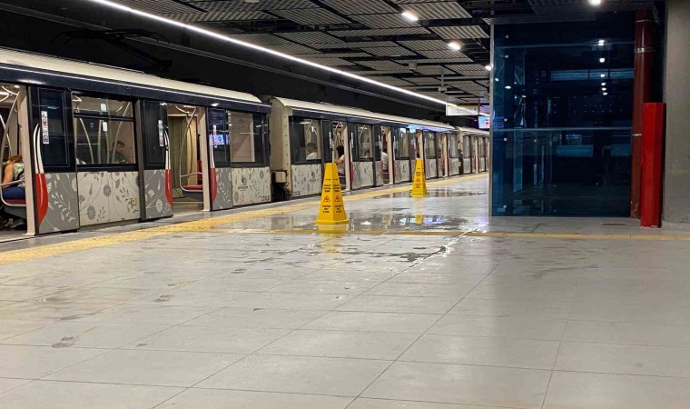 İstanbulda metronun tavanından sular aktı