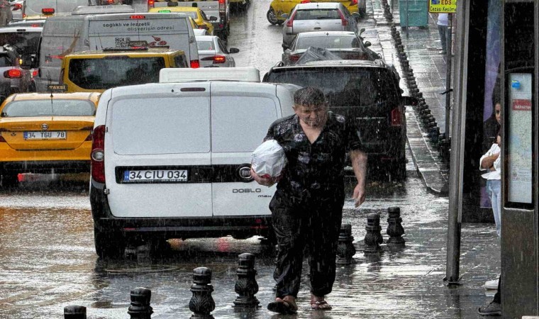 İstanbulda sağanak yağış etkili oluyor