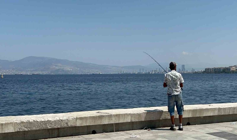 İzmir Körfezdeki felakete rağmen balık tutmaya devam ediyorlar