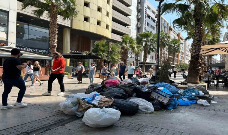 İzmirde belediye işçileri iş bıraktı, dağ gibi çöp birikti