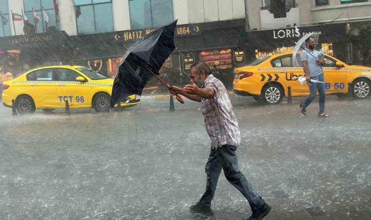 Kabataşta tramvay yolu su kanalına döndü, seferler durdu