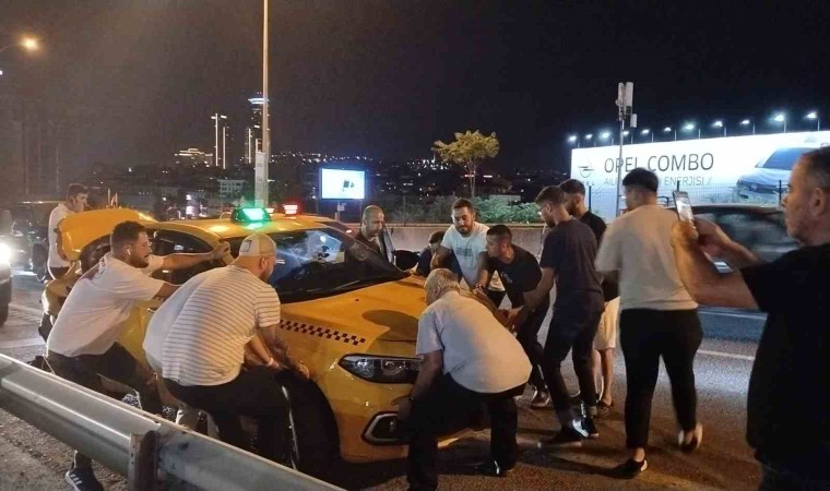 Kadıköyde makas atan otomobil ticari taksiye çarptı: 1 yaralı