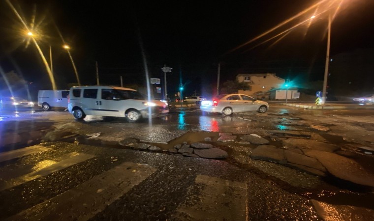 Kahramanmaraşta şiddetli yağmur hayatı felç etti, yol yarıldı