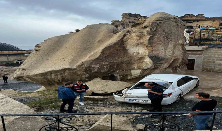 Kapadokyayı sel vurdu: Kopan kayalar 3 araçta hasara neden oldu