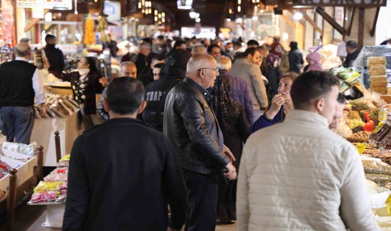 Kapalı Çarşıdaki gurbetçi yoğunluğu esnafın yüzünü güldürdü