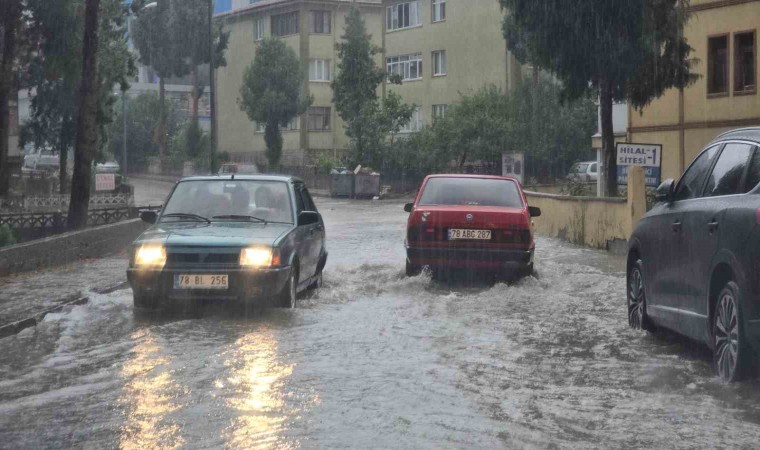 Karabükte sağanak hayatı felç etti, yollar dere yataklarına döndü