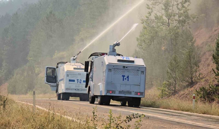 Karabükteki orman yangını rüzgarın etkisiyle yayılıyor