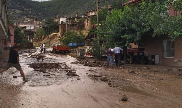 Karacasuyu sel vurdu, ekipler teyakkuza geçti