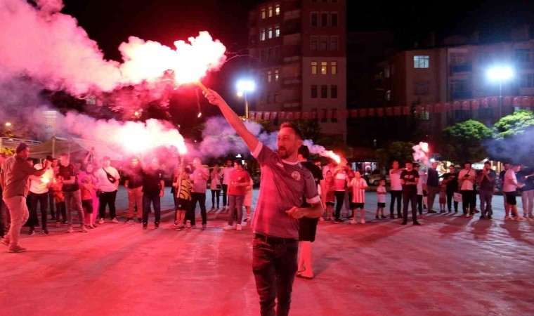 Karaman FKdaki yönetim krizine taraftarlardan meşaleli tepki