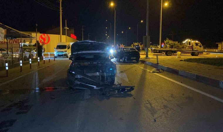 Karamanda iki otomobil çarpıştı: 1 ölü, 5 yaralı