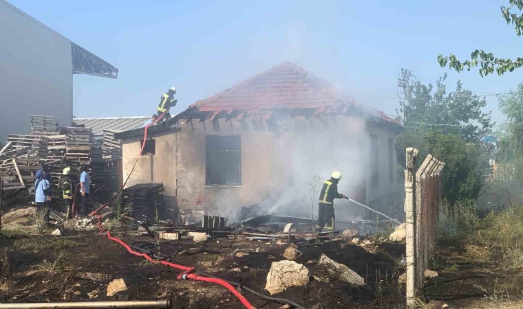 Karamanda tutuşan kuru otlar müstakil evi yaktı