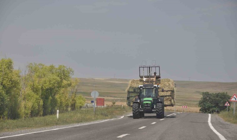 Karsta ot yüklü traktörler sürücülere zor anlar yaşatıyor