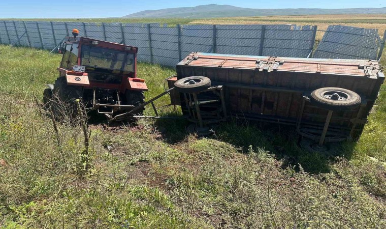 Karsta traktör römorku devrildi: 1 yaralı