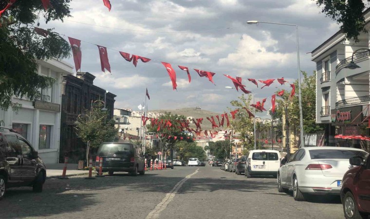 Karsta Zafer Bayramı öncesinde caddeler bayraklarla donatıldı