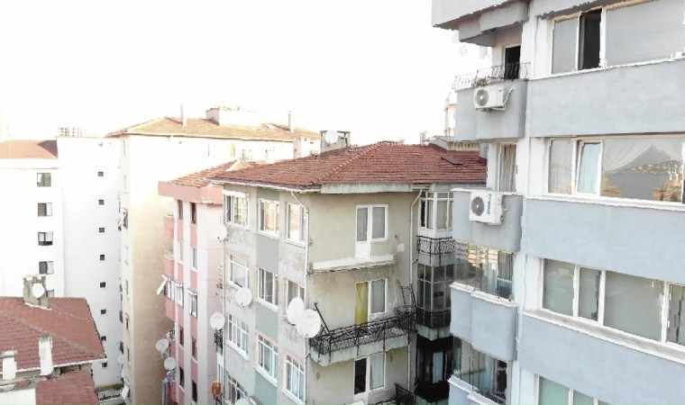 Kartalda 6 katlı binada balkon çöktü