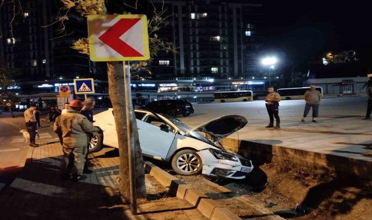 Kartalda drift atan alkollü sürücü kaza yaptı