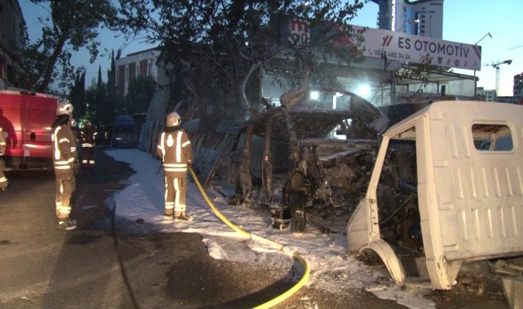 Kartalda park halindeki iki araç alev alev yandı