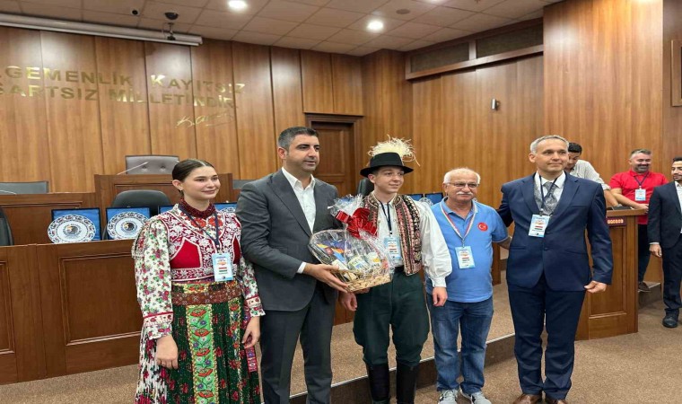 Kartalda Uluslararası Halk Oyunları Festivaline katılan gruplara plaket takdim edildi