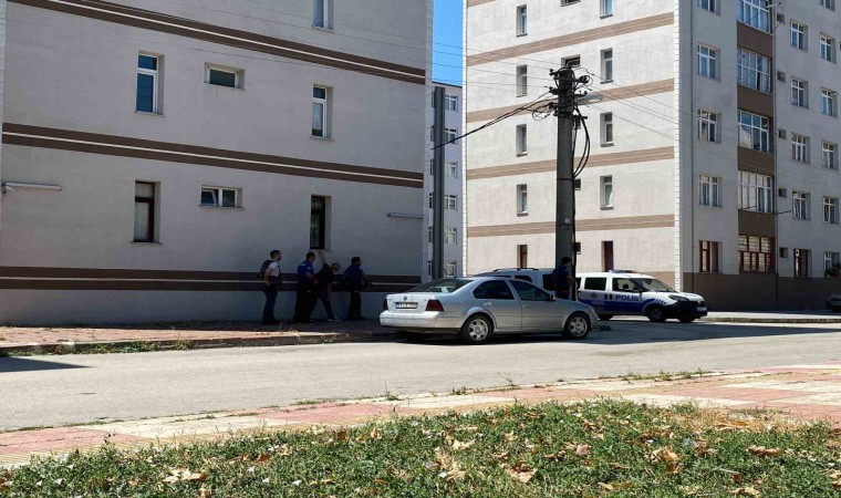 Kastamonuda hareketli saatler, silahlı saldırgan dehşet saçtı: 2 polisi yaraladı, ailesini rehin aldı