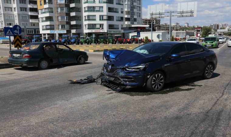 Kastamonuda iki otomobil çarpıştı: 2 yaralı