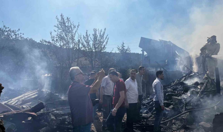 Kastamonuda korkutan yangın: 3 ev küle döndü, 17 yaşındaki genç kayıp