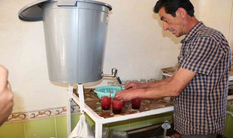 Kavurucu sıcakta Akdağdaki kardan yapılan şerbetle serinliyorlar