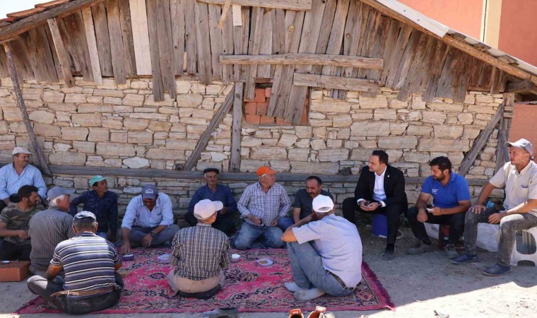 Kaymakam Demirci, yangında 14 büyükbaş hayvanın telef olduğu ahırda incelemelerde bulundu