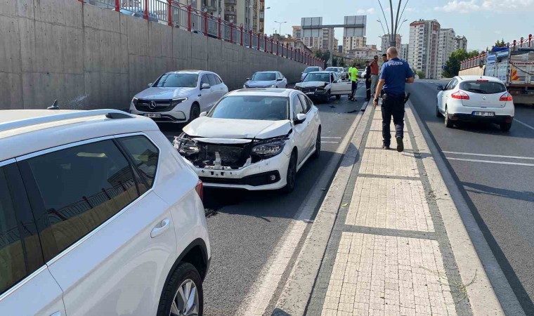 Kayseride zincirleme kaza: 3 otomobil birbirine girdi