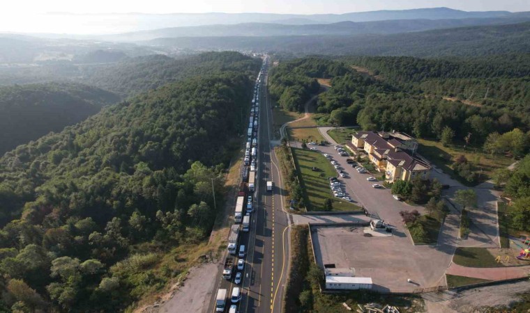 Kaza sonrası Bolu Dağında kilometrelerce araç kuyruğu oluştu